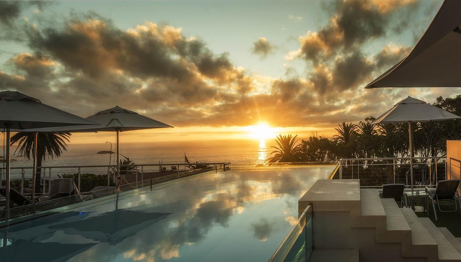 South Beach Camps Bay Boutique Hotel Cape Town Bagian luar foto Sunset at the pool