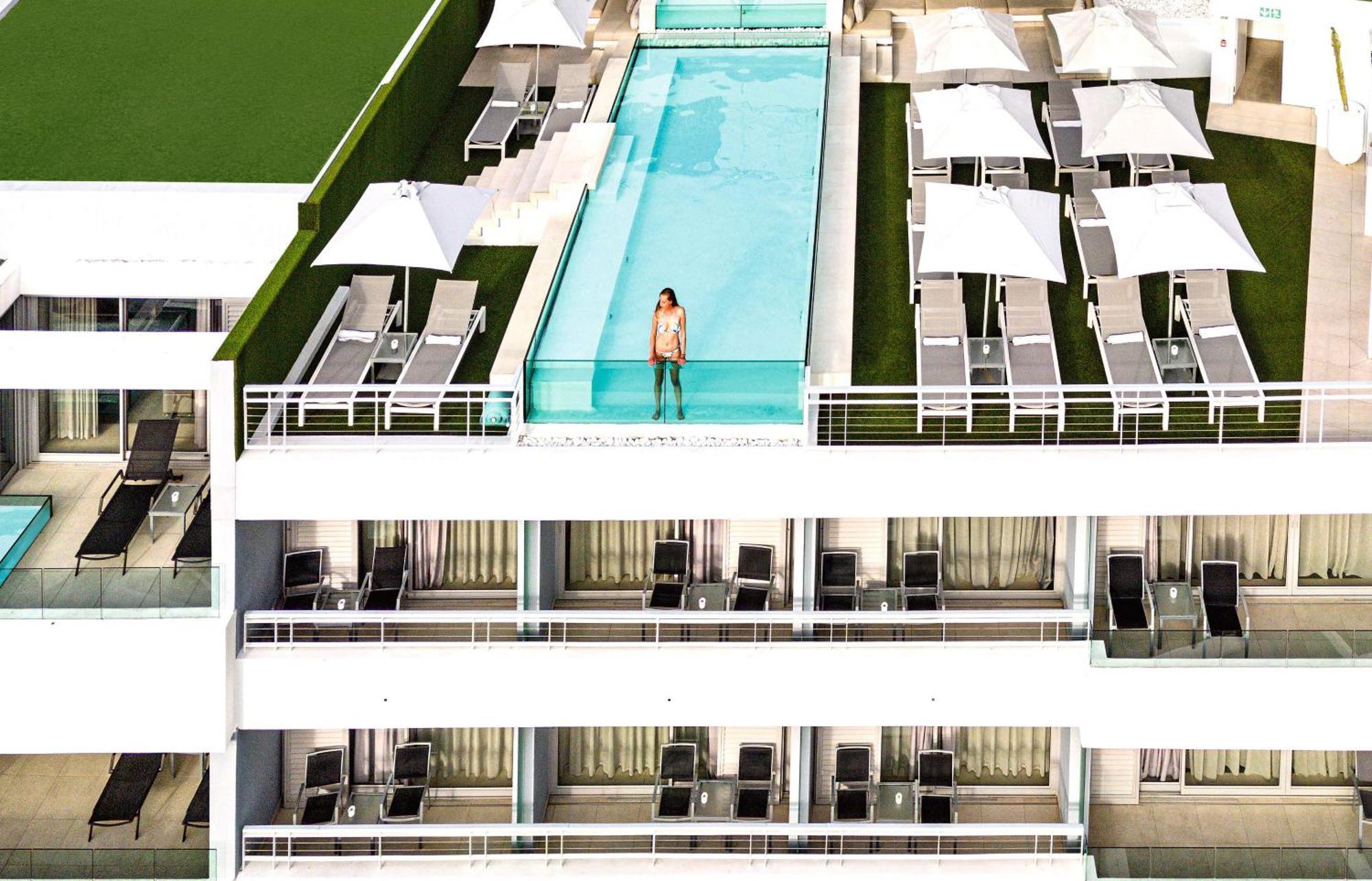 South Beach Camps Bay Boutique Hotel Cape Town Bagian luar foto The rooftop pool at the W Hotel
