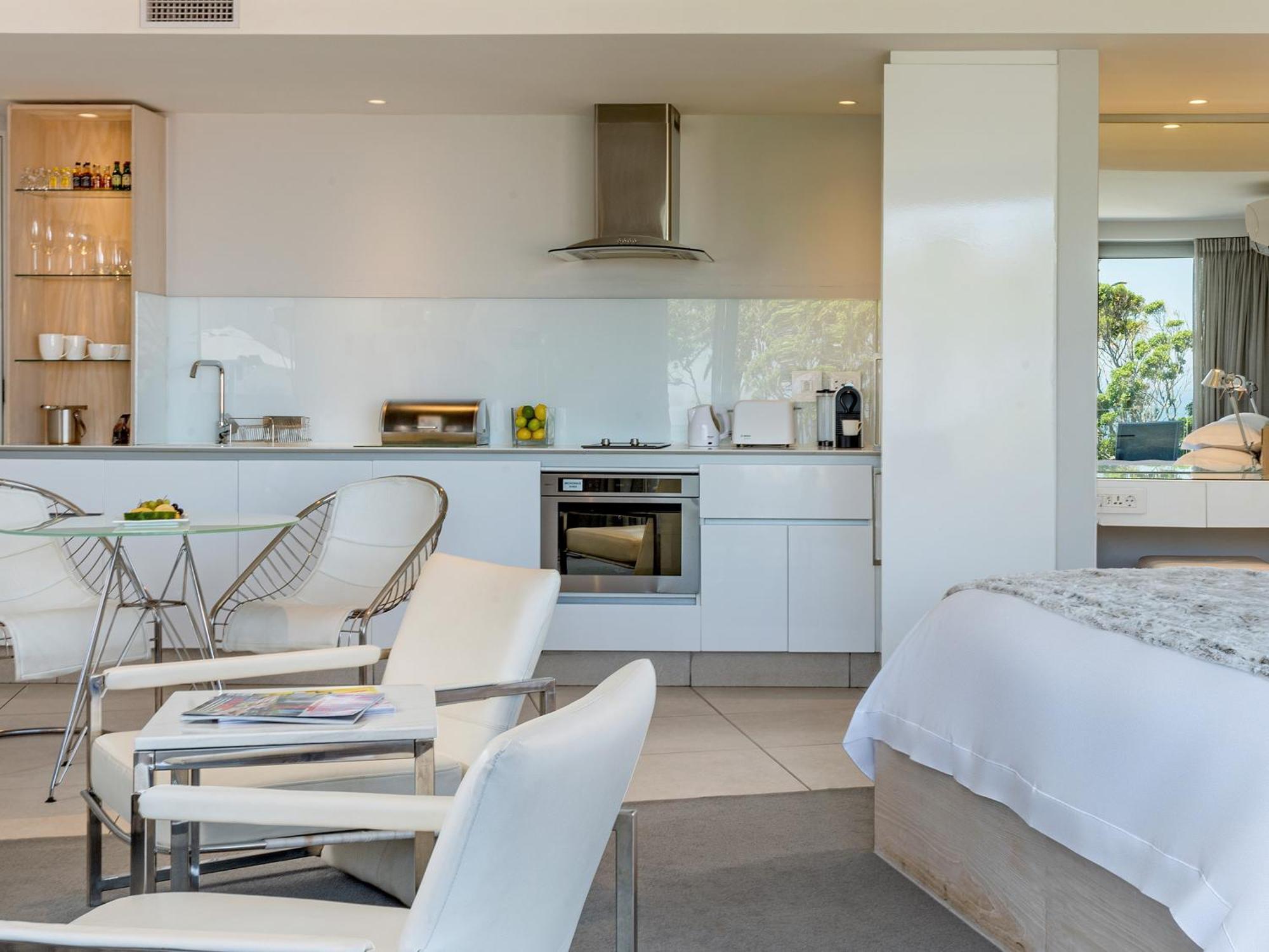 South Beach Camps Bay Boutique Hotel Cape Town Bagian luar foto A kitchen in a hotel suite