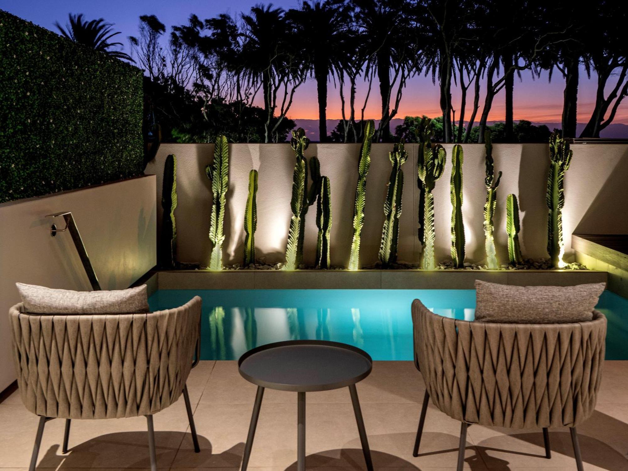South Beach Camps Bay Boutique Hotel Cape Town Bagian luar foto The pool at the Beverly Hills Hotel
