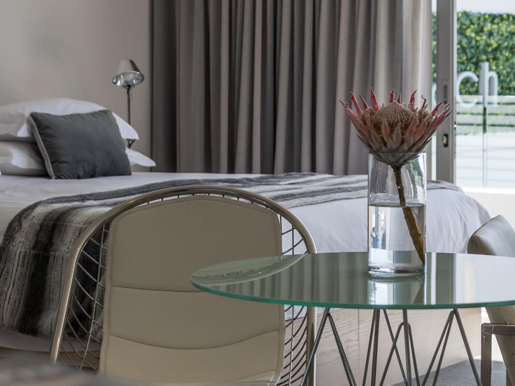 South Beach Camps Bay Boutique Hotel Cape Town Bagian luar foto A Protea in a hotel room
