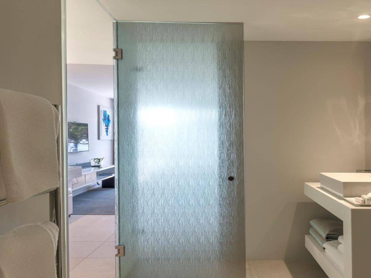 South Beach Camps Bay Boutique Hotel Cape Town Ruang foto A glass door