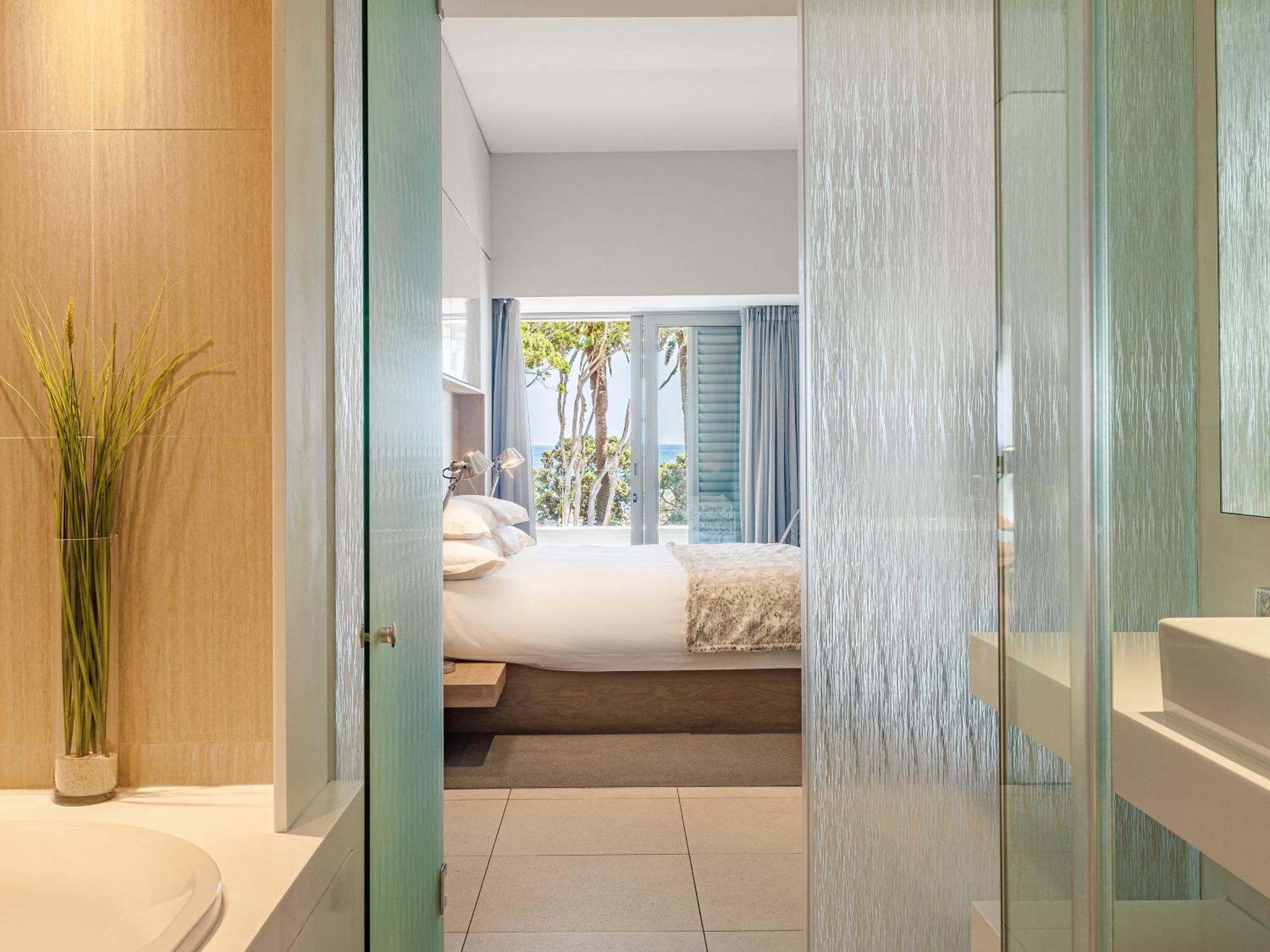 South Beach Camps Bay Boutique Hotel Cape Town Ruang foto A bathroom at the hotel