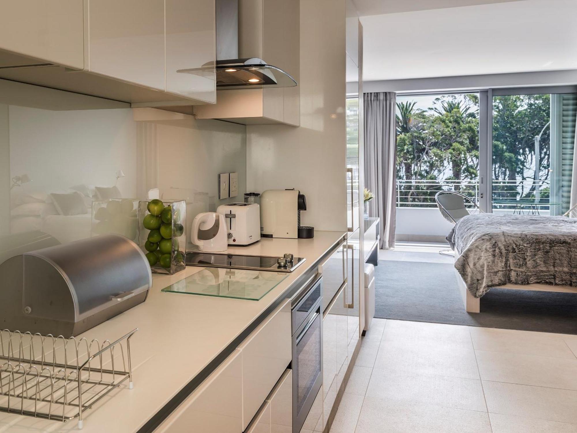 South Beach Camps Bay Boutique Hotel Cape Town Ruang foto A typical studio apartment
