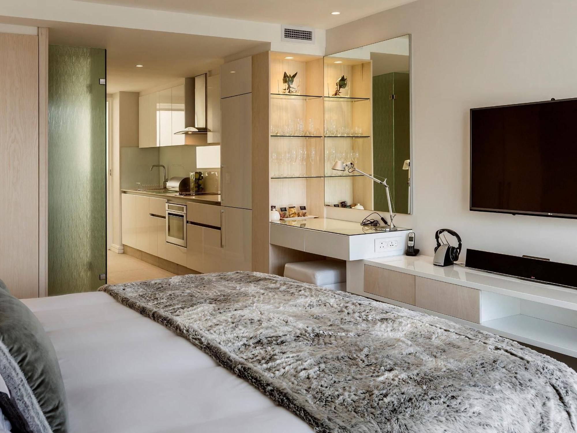 South Beach Camps Bay Boutique Hotel Cape Town Ruang foto A bedroom at The Ivy Hotel