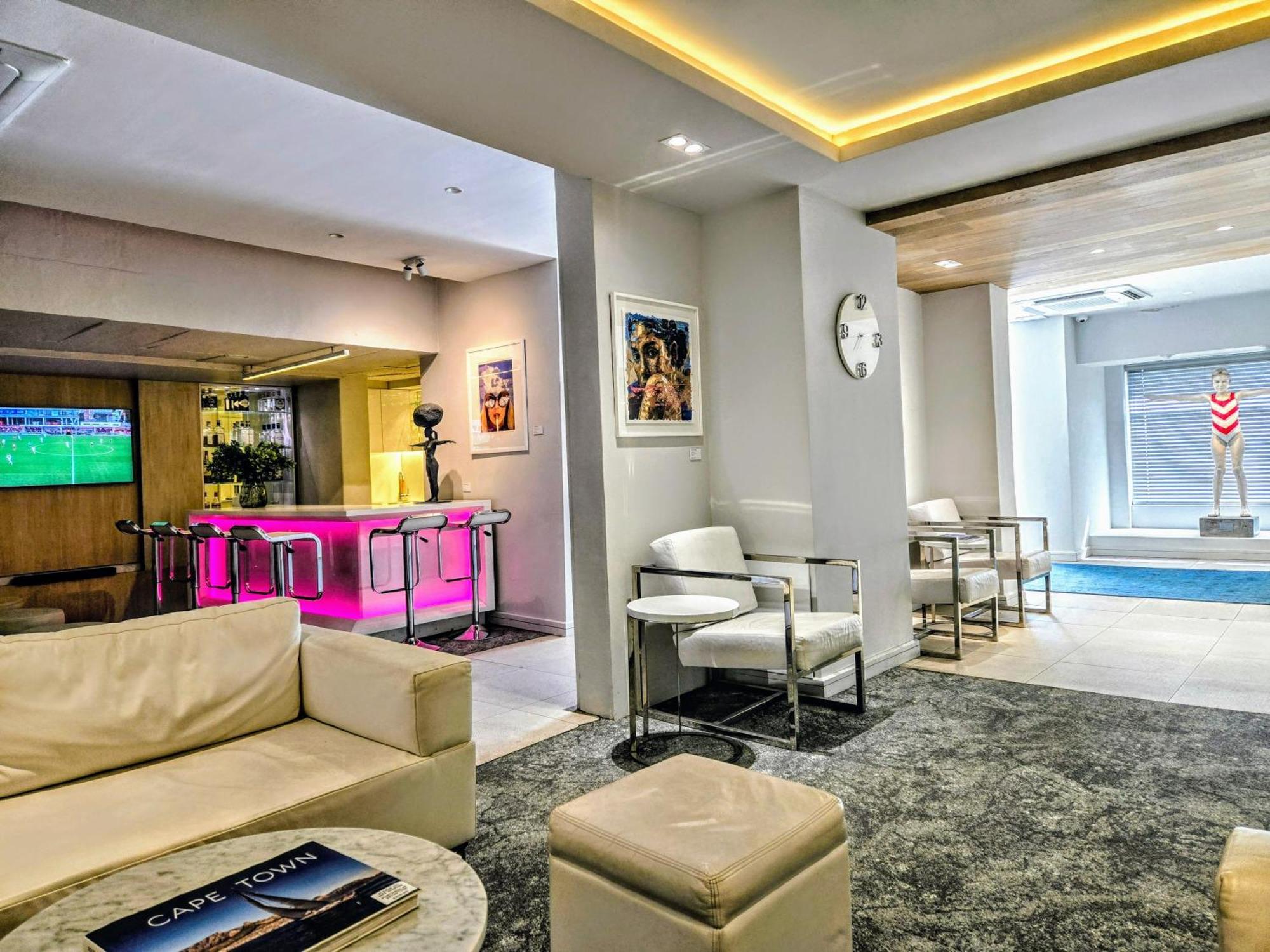 South Beach Camps Bay Boutique Hotel Cape Town Bagian luar foto The lounge at the airport